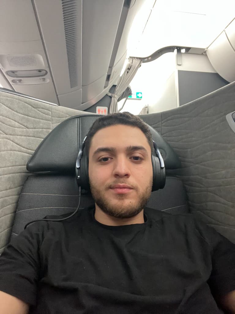 Mehdi CEO en cabine business class, casque audio, lors d'un déplacement professionnel