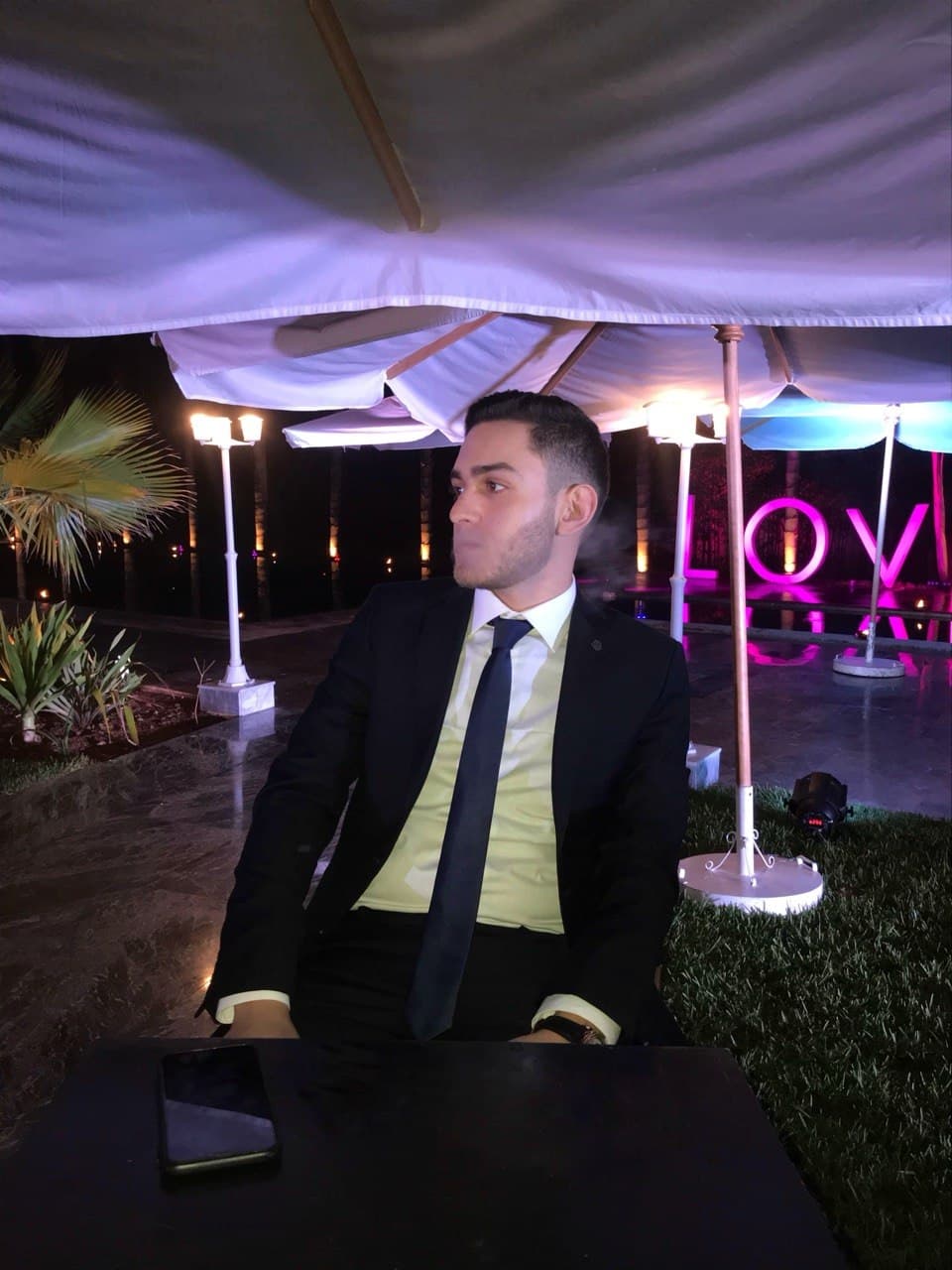 Mehdi CEO en tenue professionnelle Mehdi CEO en costume lors d'un événement professionnel