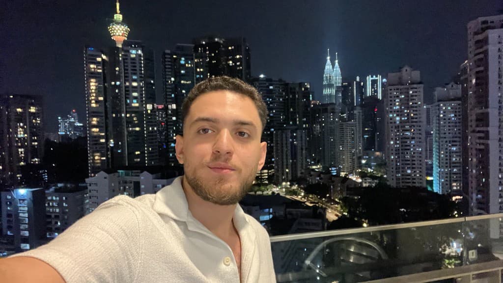 Mehdi CEO — Kuala Lumpur Mehdi CEO devant la skyline de Kuala Lumpur la nuit, tours Petronas visibles