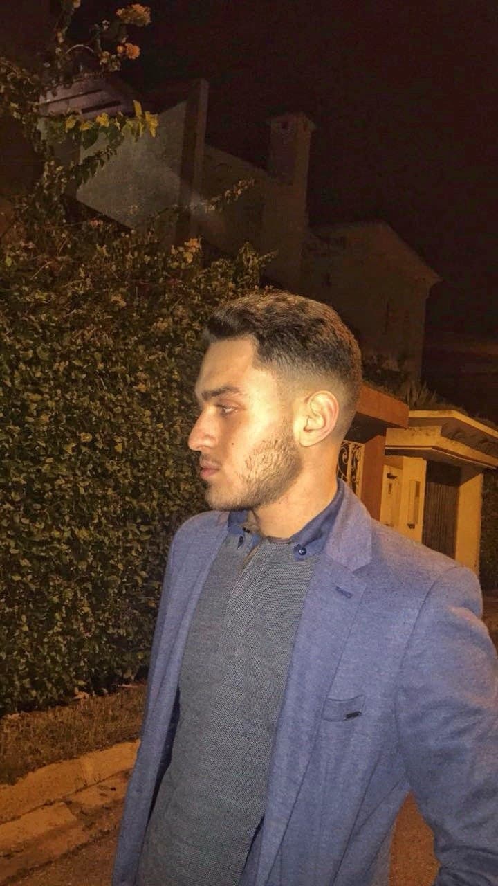 Mehdi CEO — parcours entrepreneurial Mehdi CEO en extérieur, portrait de nuit